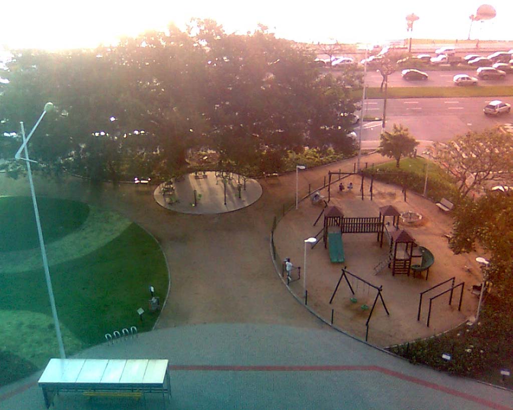 Vista da pra�a ao entardecer, a partir do apartamento.