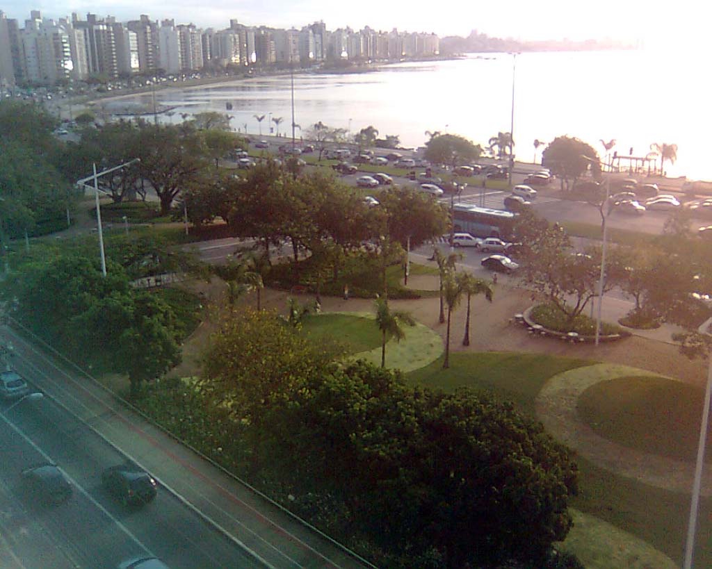 Vista da beira mar ao entardecer, a partir do apartamento.