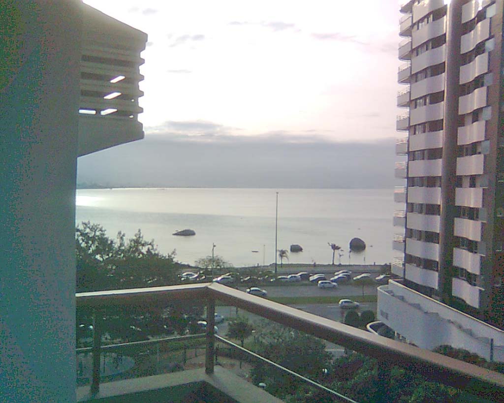 Vista do mar, a partir da sacada do apartamento.