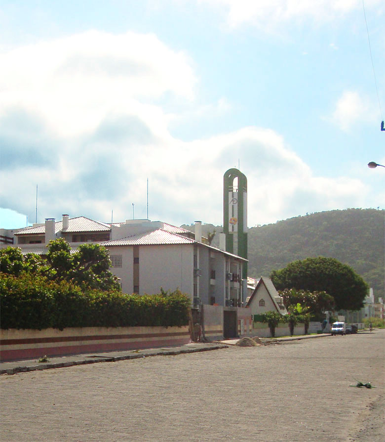 Via de acesso pavimentada